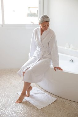 Güzel bayan banyo yapmaya hazırlanıyor.