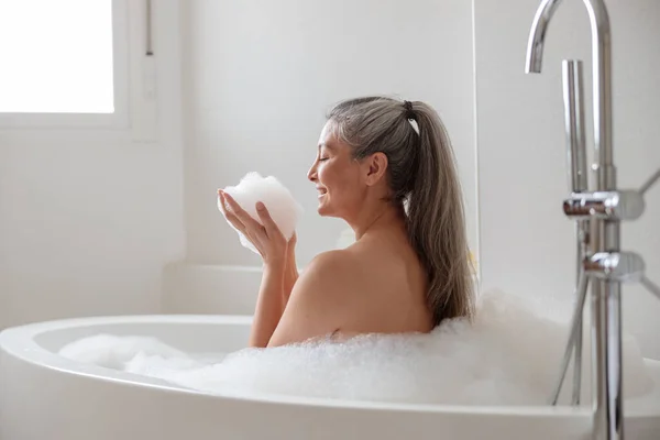Linda senhora passando grande fim de semana no spa — Fotografia de Stock
