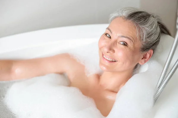 Gelukkig vrouw rustend in de spa na het werk — Stockfoto