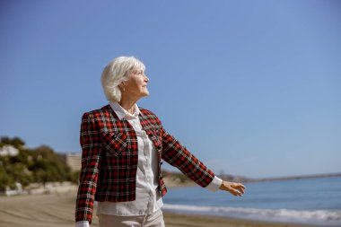 Şehir hanımı denizde güzel bir gün geçiriyor.