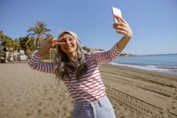 Mujer urbana feliz relajarse al aire libre por el mar — Foto de Stock