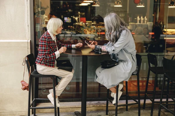 Kafede kahve içen iki mutlu kadın — Stok fotoğraf