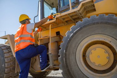 Deneyimli inşaat işçisi fabrikada çok çalışıyor.