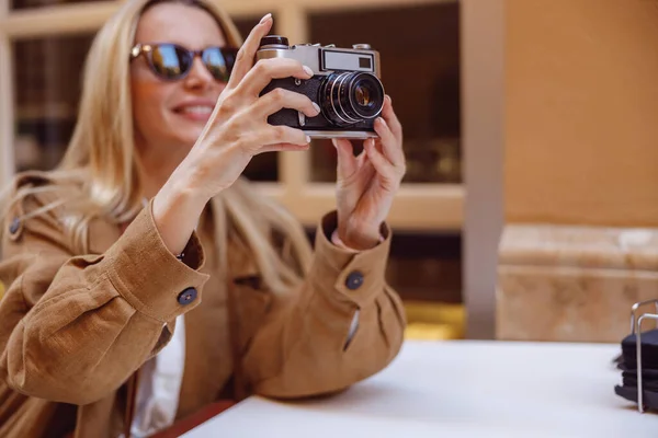 Primo piano di donna mani che tengono fotocamera retrò — Foto Stock