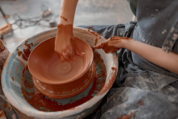 Vakkundige ambachtsman creëren aarden kom op cirkel in kunststudio — Stockfoto