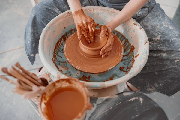 Pottenbakker maakt kom op aardewerk wiel binnen — Stockfoto