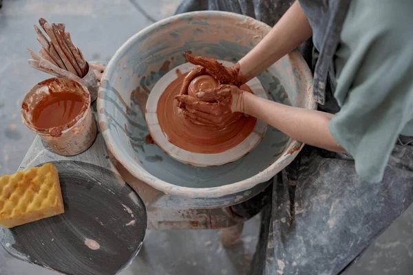 Klei kunstenaar modelleren product op pottenbakkerswiel in workshop — Stockfoto