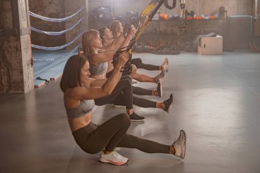 Atletizm sporcuları beden eğitiminde.