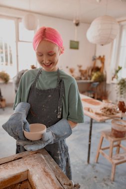Seramik atölyesinde çömlekçilikle çalışan mutlu bir seramistim.