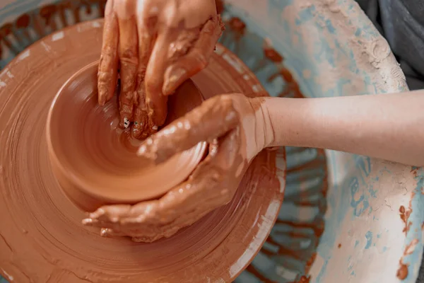 Foto van het proces van het maken van aardewerk door handen — Stockfoto