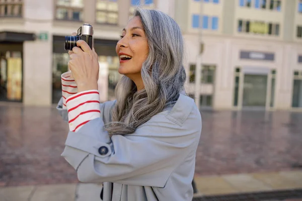 Wanita dewasa yang menarik dengan kamera di jalan kota — Stok Foto