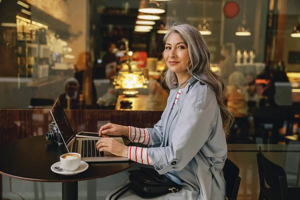 Wanita tampan yang bekerja di kedai kopi. — Stok Foto