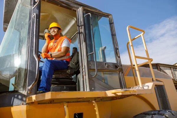 İnşaat endüstrisinde çok çalışan çok ırklı bir adam.