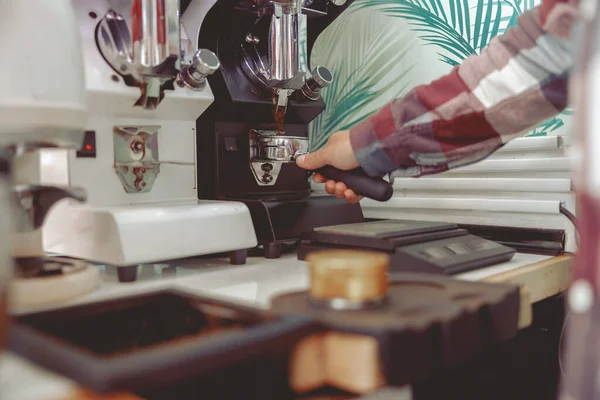 Primer plano de la mano masculina portfilter cerca de molinillo de café — Foto de Stock