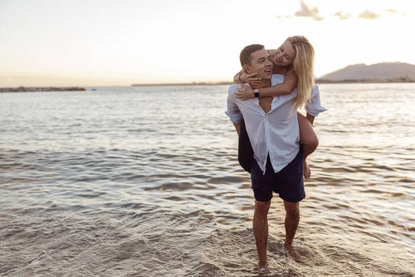 Foto panjang penuh pasangan lucu bersenang-senang bersama di pantai — Stok Foto