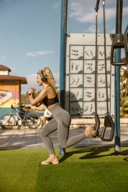 Parktaki spor sahasında çalışan genç bir bayan.