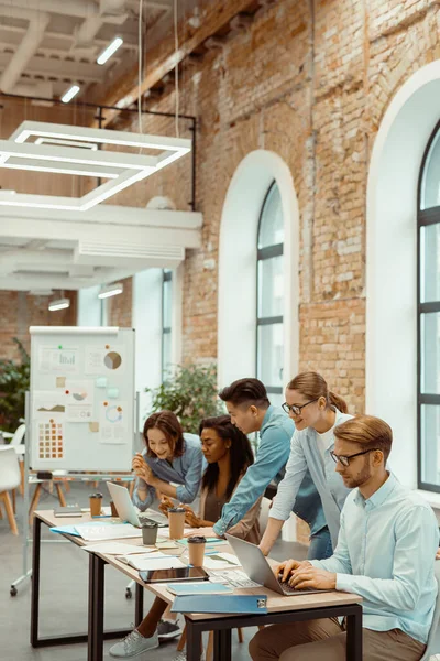 Des jeunes entrepreneurs multiethniques se réunissent au bureau — Photo