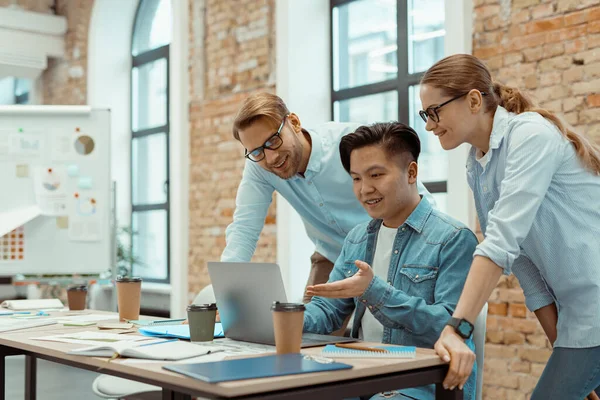 Travail d'équipe, partenariat de jeunes entrepreneurs de groupe — Photo