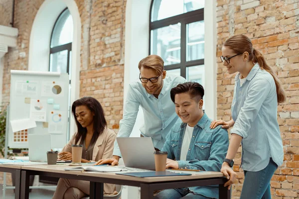 Chefer män och kvinnor i kontorsarbete på laptop — Stockfoto