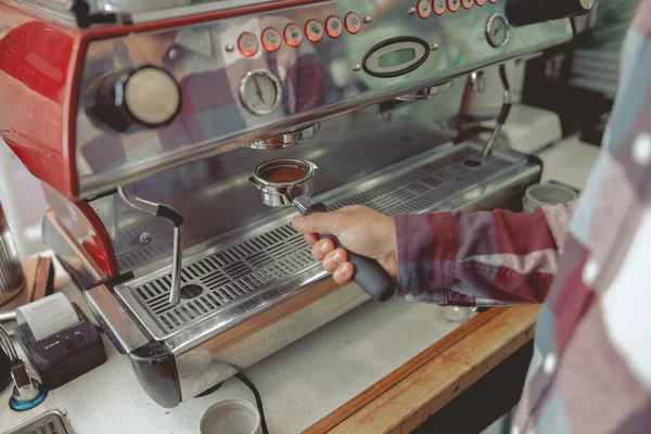 Comprimido de café pressionado no suporte, pronto para ser instalado na máquina de café — Fotografia de Stock