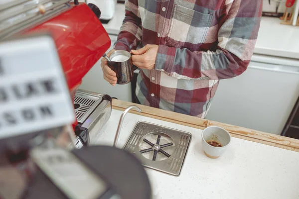 Barista homem espuma de leite na máquina de café — Fotografia de Stock