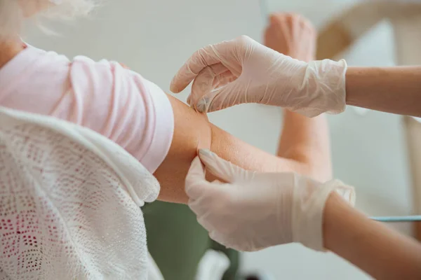 연로 한 환자 의집 을방 문하는 젊은 간호사 — 스톡 사진