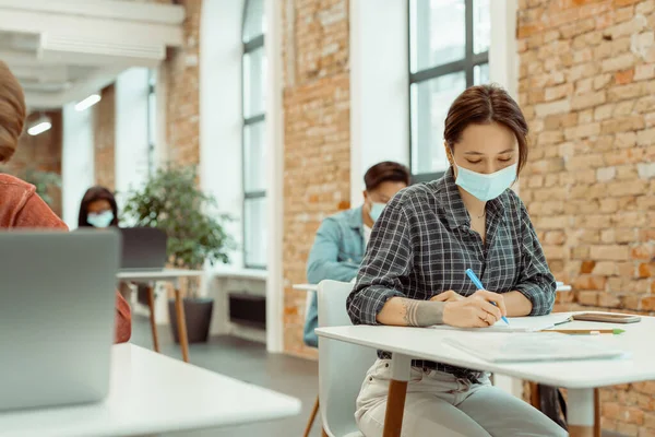 Los estudiantes están tomando notas de libro para su estudio — Foto de Stock