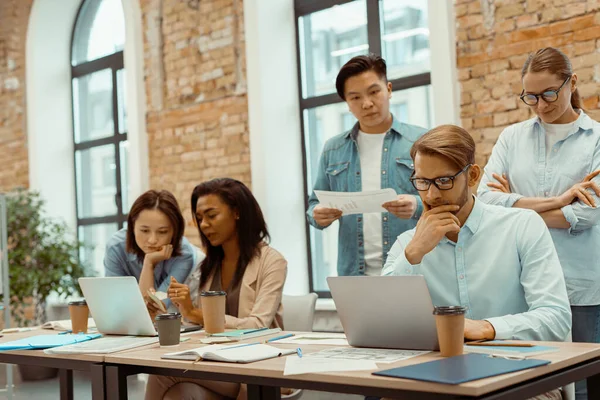 Tim bisnis inovatif menggunakan laptop untuk melakukan brainstorming di kantor — Stok Foto