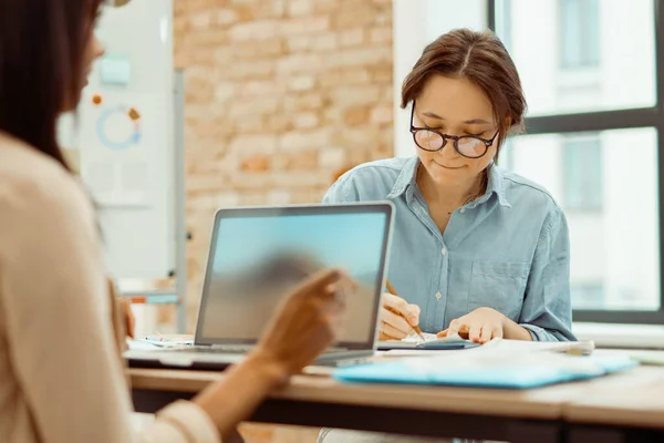 Due giovani donne che lavorano insieme con un nuovo progetto — Foto Stock