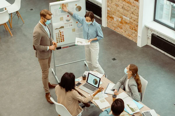 Deux collègues debout près du tableau à feuilles mobiles dans le bureau — Photo