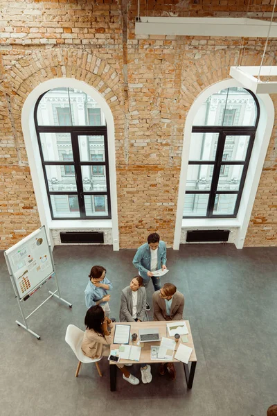 Colleghi che lavorano a un nuovo progetto in ufficio — Foto Stock