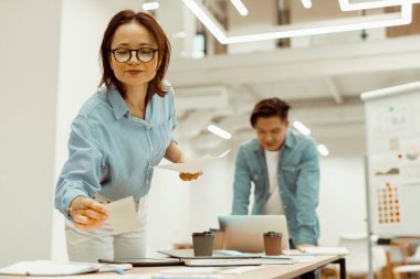 İş yerinde yeni bir projeyle meşgul bir adam ve kadın.