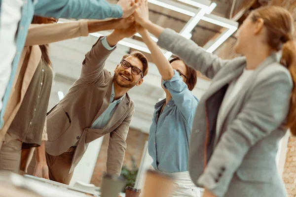 Empresários dando cinco para seu colega no escritório — Fotografia de Stock