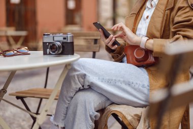 Fotoğrafçı işten sonra dinleniyor ve mesaj yazıyor