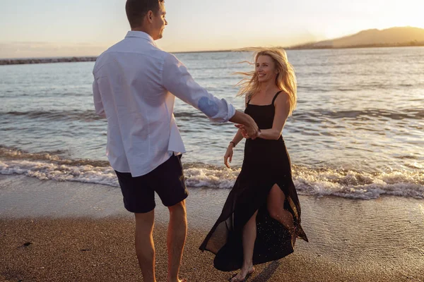 Красивые мужчина и женщина танцуют у моря — стоковое фото