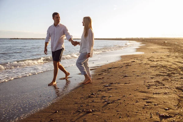 Foto lengkap dari pasangan yang berjalan di pantai — Stok Foto