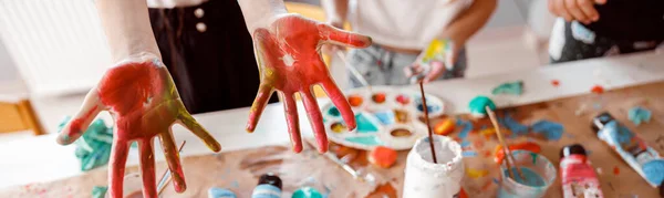 Anak-anak menunjukkan telapak tangan dicat dengan cat air — Stok Foto