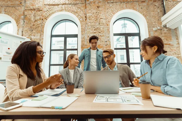 I giovani che guardano il computer portatile in ufficio — Foto Stock