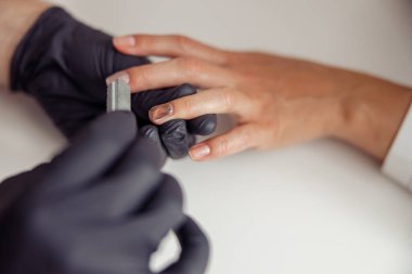 Müşterisinin tırnaklarını kuaförde işlerken yaratıcı bir çivi ustası.