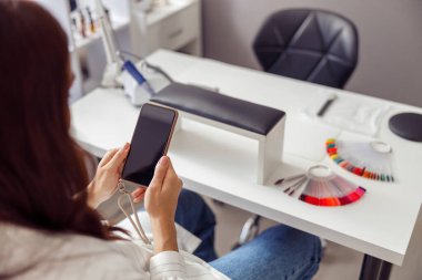 Modern kadın manikür yapmaya hazır.