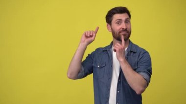 Yakışıklı adam onaylayarak başını sallıyor ve ellerini göstererek onayını veriyor.