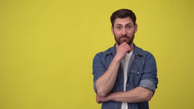 Yakışıklı bir adam ellerini göstererek yan tarafı işaret ediyor. Boşluğu Kopyala