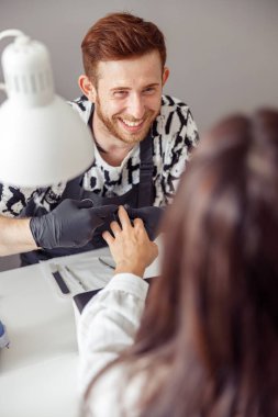 Modern manikür salonunda çalışan deneyimli bir manikürcü.