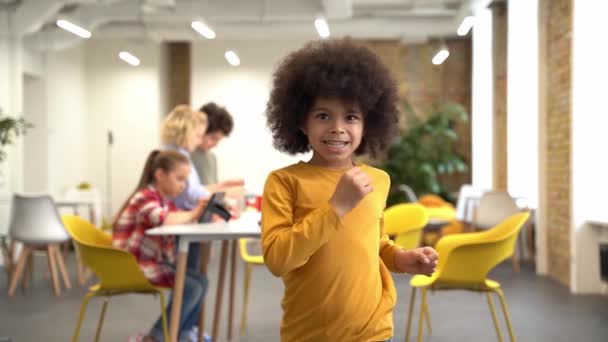 Vrolijke jongen dansend in de klas — Stockvideo