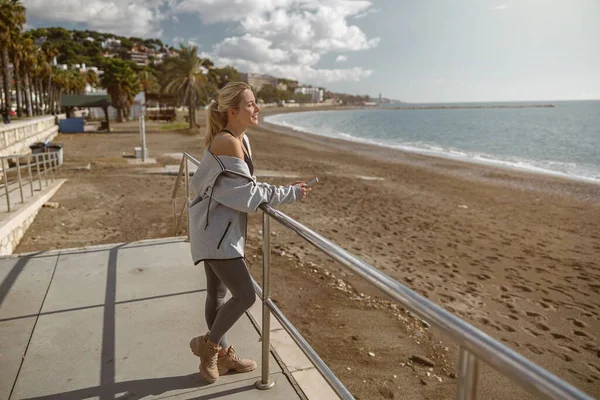 Güzel bir genç kadın doğada çalıştıktan sonra dinleniyor.