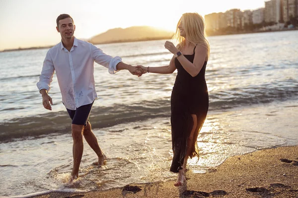 Kaygısız çift sahilde eğleniyor.