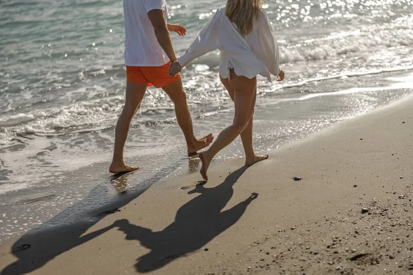 Recorte de personas disfrutando de vacaciones románticas en la playa en un día soleado — Foto de Stock