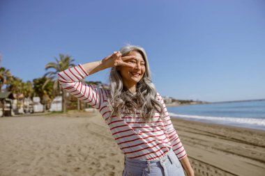Şehir hanımı denizde güzel bir gün geçiriyor.