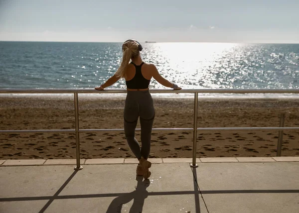 Jovem em pé sportswoman ajuste assistindo belo mar — Fotografia de Stock