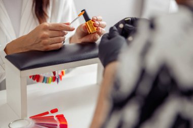 Tırnak manikürcüsünde manikür yaptıran kadın müşteri.